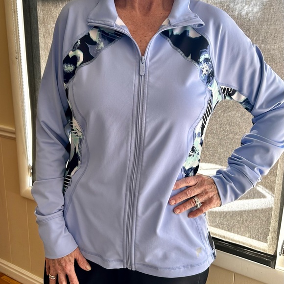 Fila jacket, zippered front, zippered side pockets, sleeve cuffs with thumb hole - Picture 5 of 12